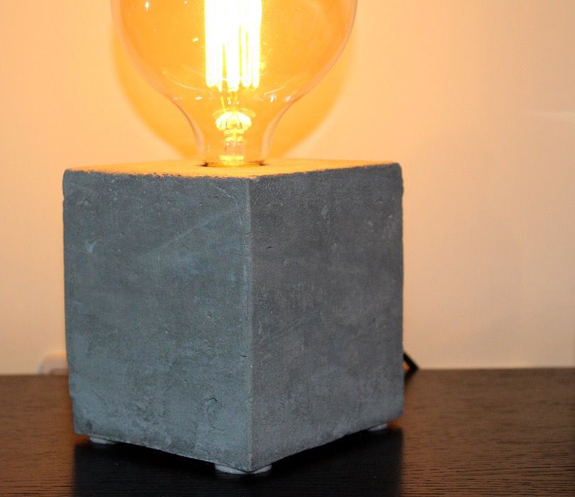 Candeeiro de mesa cimento - Peça única