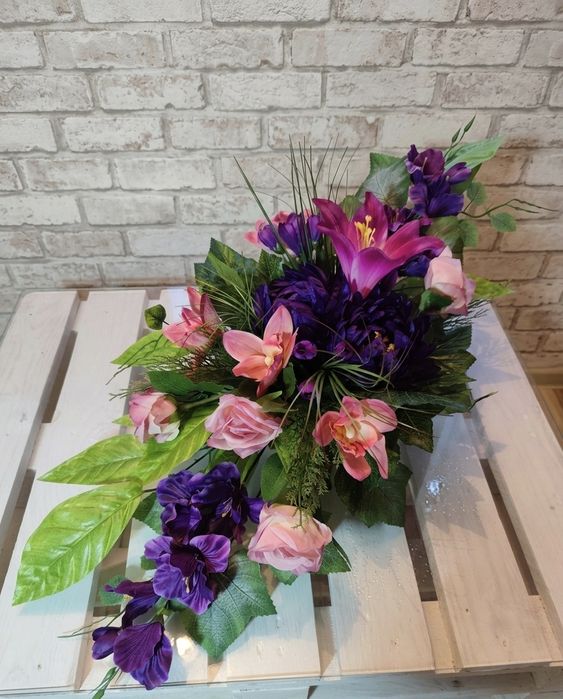 Wiązanka stroik ze sztucznych kwiatów na grób cmentarz