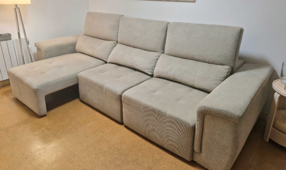 Sofá com três acentos extensíveis