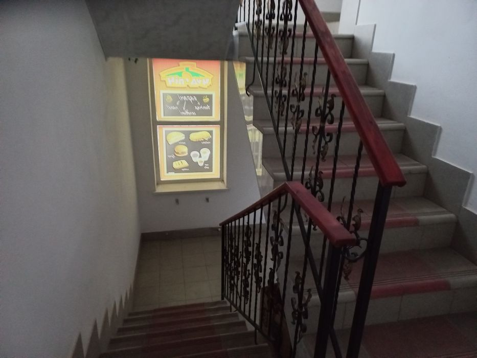 Продається  комерційна будівля, просторі зали для торгів