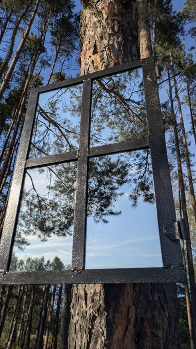 Lustro w starej ramie okiennej loft