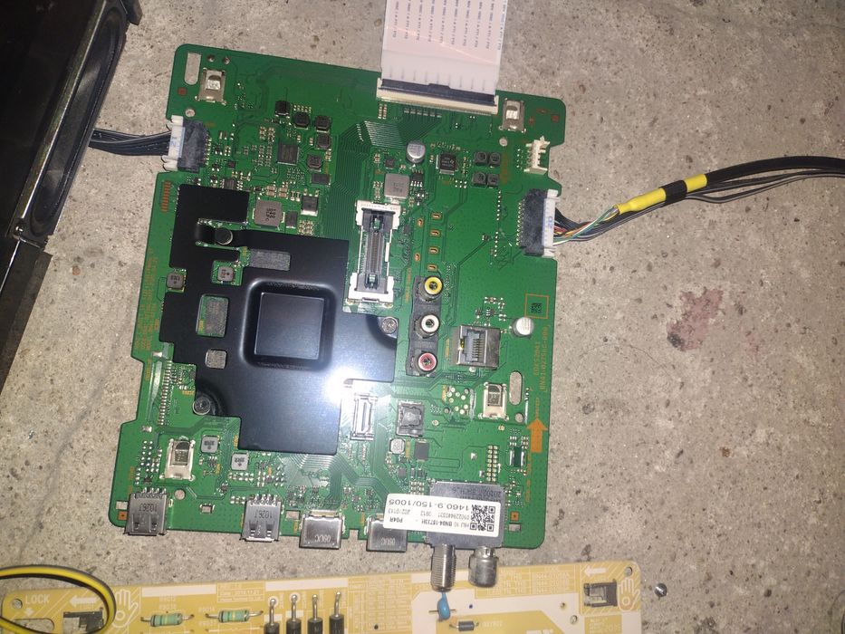Komplet elektroniki do telewizora Samsung model na zdjęciu.