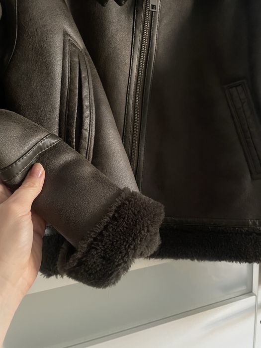 Kurtka biker z imitacji skóry khaki 38 Reserved kozuszek