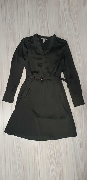 Satynowa zielona sukienka elegancka