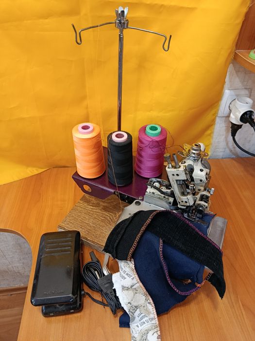 Стіл швейної машини.