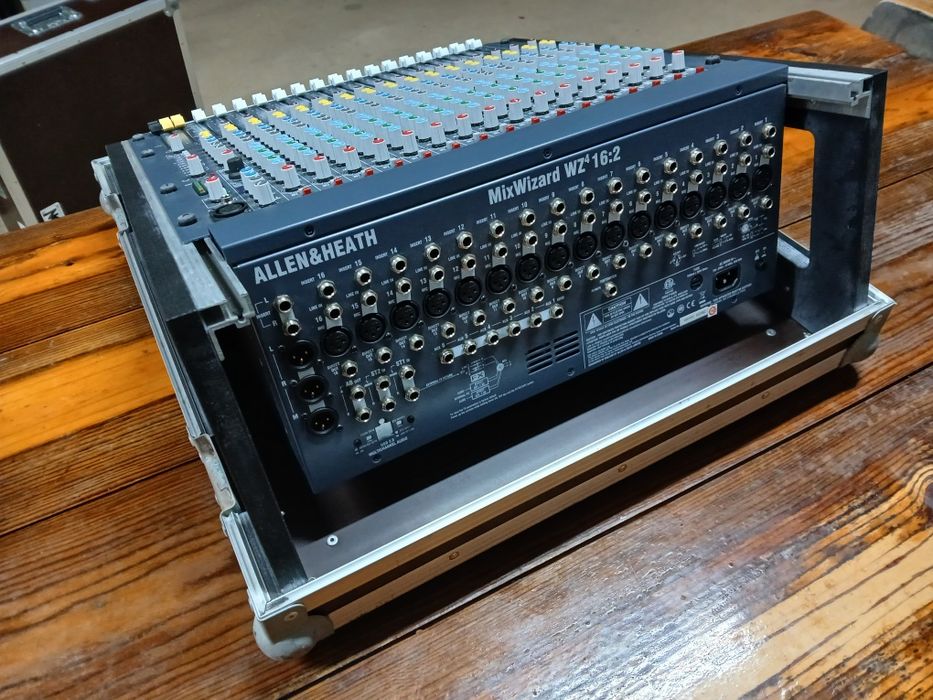 Mesa de Mistura  Allen & Heath WZ4  16:2 +Thon Mixer Case