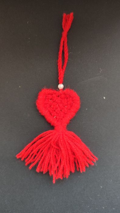 Brelok makrama czerwone serduszko