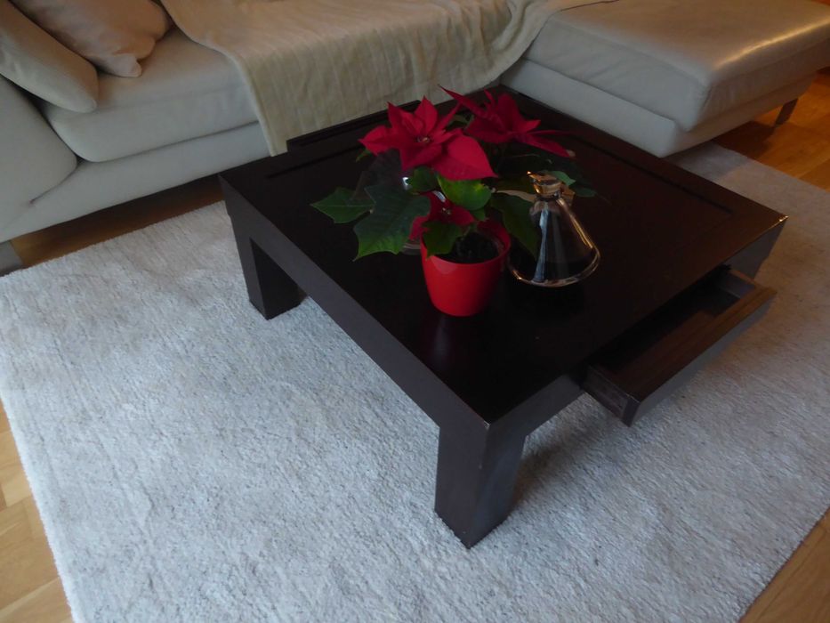 Mesa quadrada de centro com gavetas