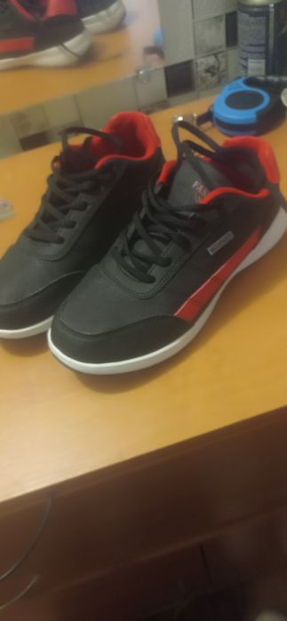 Продам кроссовки