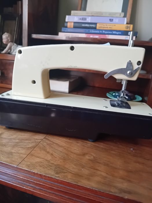 Máquina de costura vintage AMI