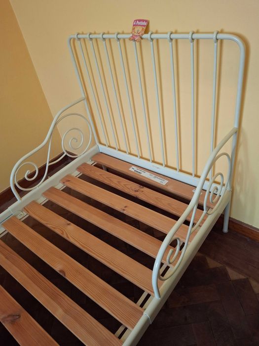Cama Ikea extensível de criança branca em metal