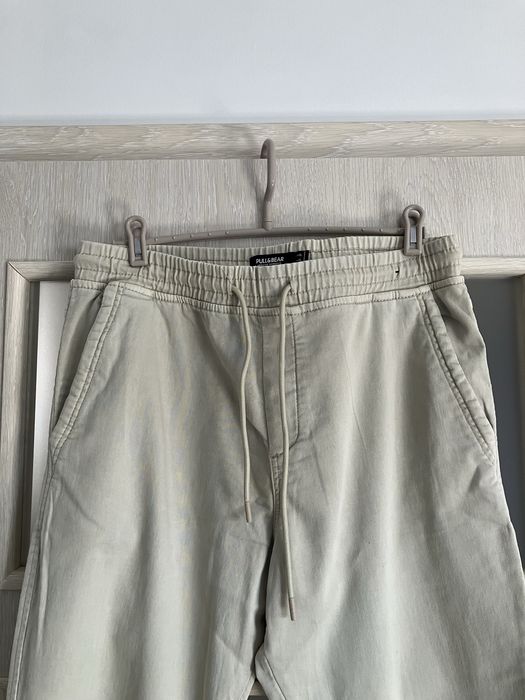 spodnie joggery chinosy męskie beżowe pull&bear