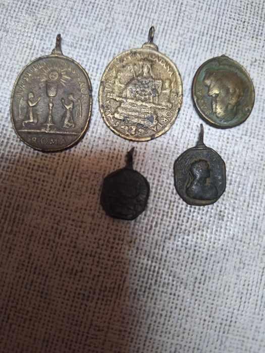 Moedas romanas 2, 1 cruzifixo, 5 medalhas da Verónica, 1 moeda escudo