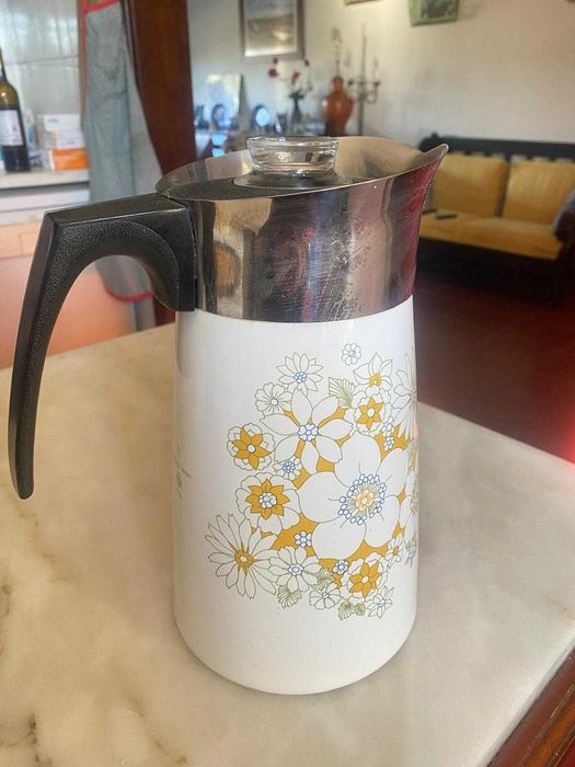 Cafeteira vintage Corning Ware com o padrão "Floral Bouquet". 1970