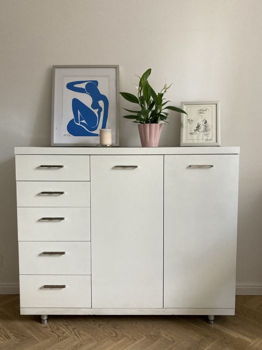 Biala komoda malowana