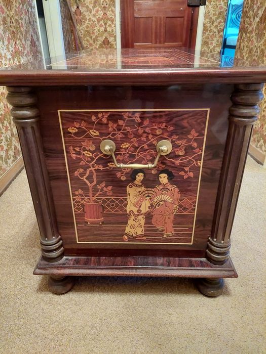 Arca / Baú com motivos chineses