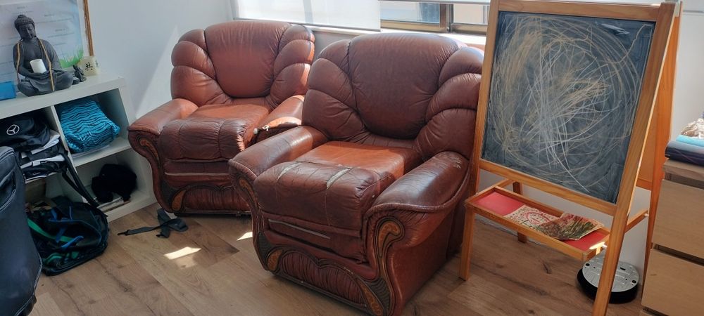 2 Sofás individuais em Pele