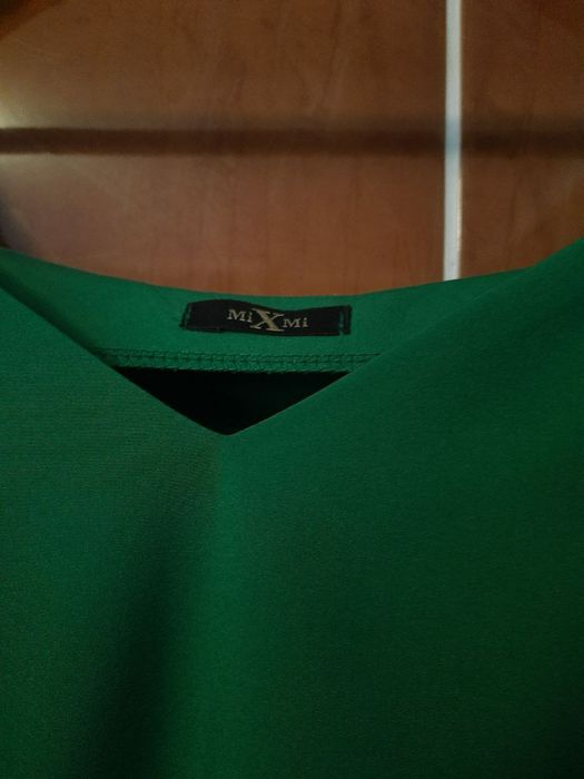 Гарненька сукня-міді