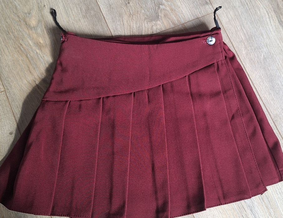 Дуже гарна шкільна спідничка на запах, приблизно на 6-7 років,