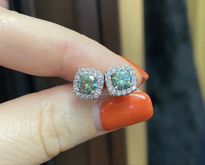 Срібні сережки з діамантами муасанітами колір синьо -зелений муассанит