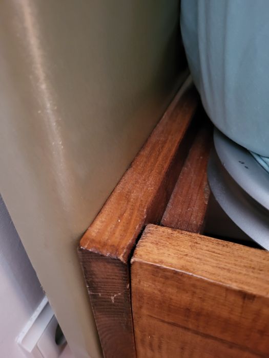 Cama de madeira com cabeceira forrada