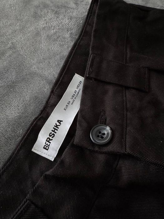 Жіночу брюки чорного кольору