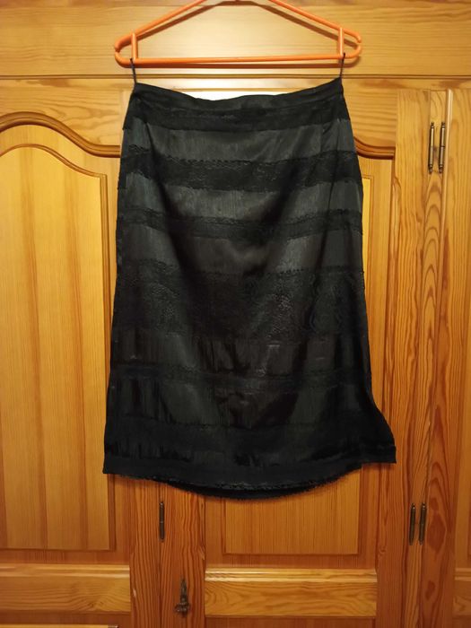 Czarna elegancka spódnica z ozdobnymi koronkami midi S/M