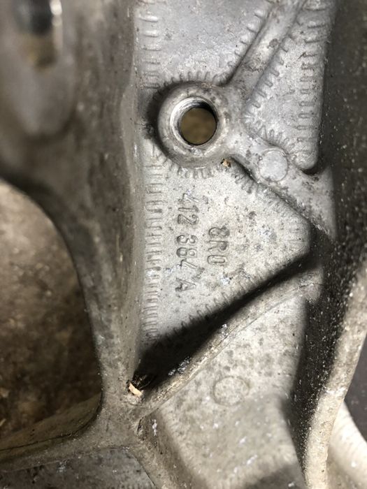 Опорний кронштейн стойки Audi Q5 A4 B8 A5 8K0412383F 8K0412384F