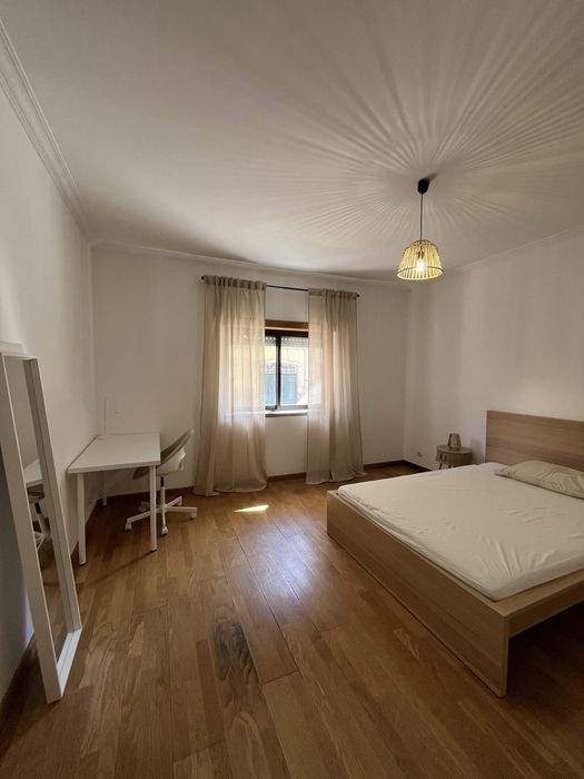 Quarto disponivel em apartamento com 3 quartos.