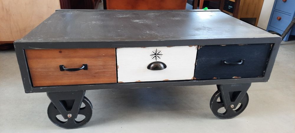 Stolik kawowy na kółkach