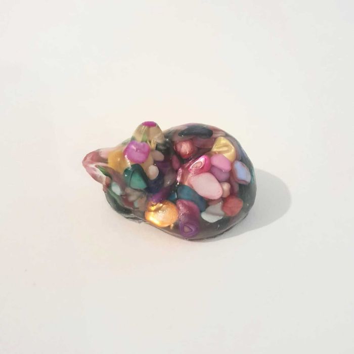 Gato a dormir em Resina