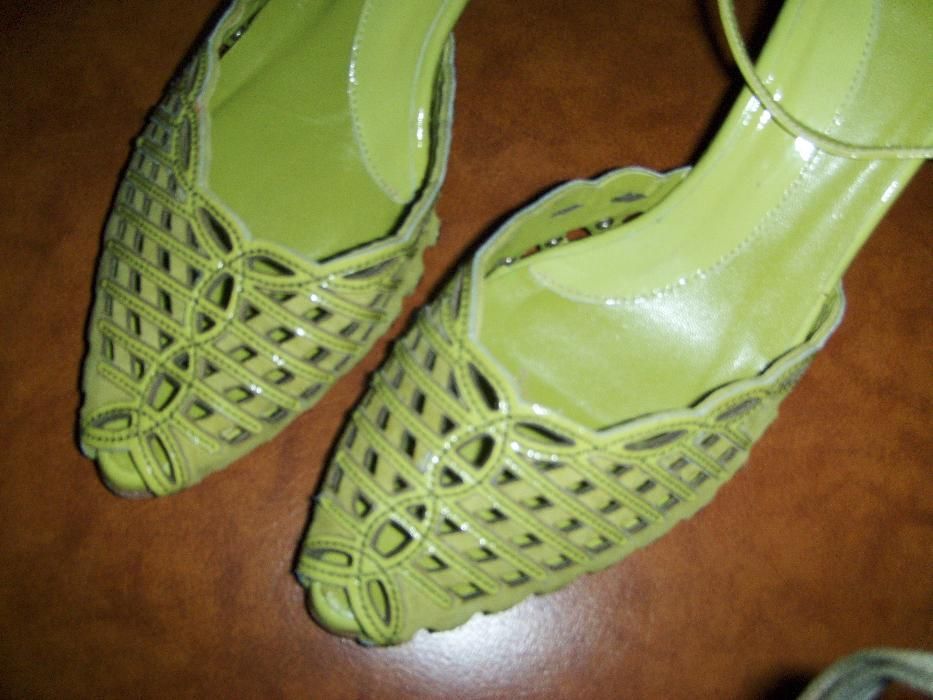 Sandálias calçadas 1x em péle portes incluidos