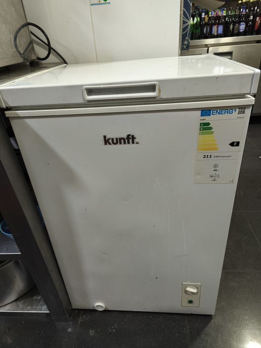 Uma arca congeladora média,um frigobar,uma assadeira de frango serve também como grelhadora uma máquina registradora