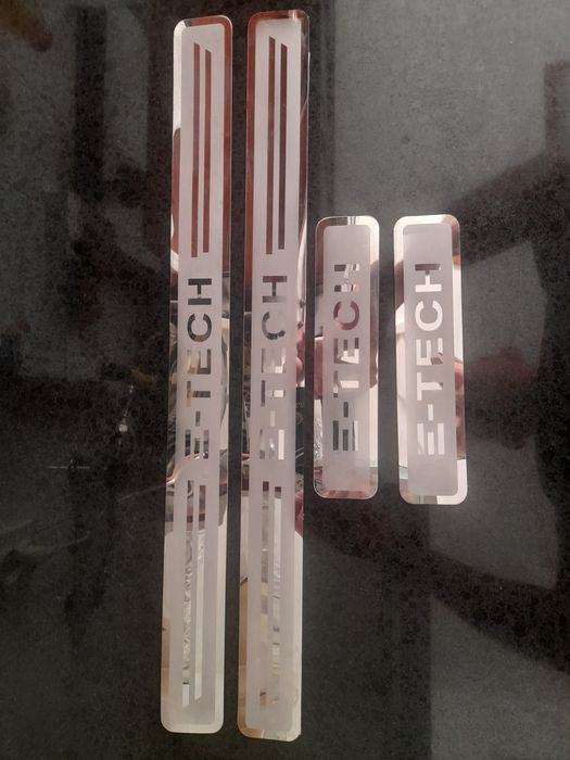 Vendo 4 peças para proteção da entrada do carro