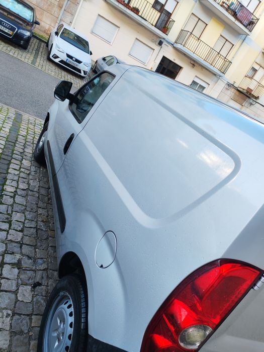 Opel Combo 1.3 Cdti de 2013 em bom estado