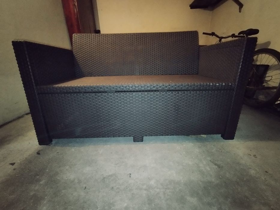 Sofá de jardim em rattan sintético cinzento – bom estado