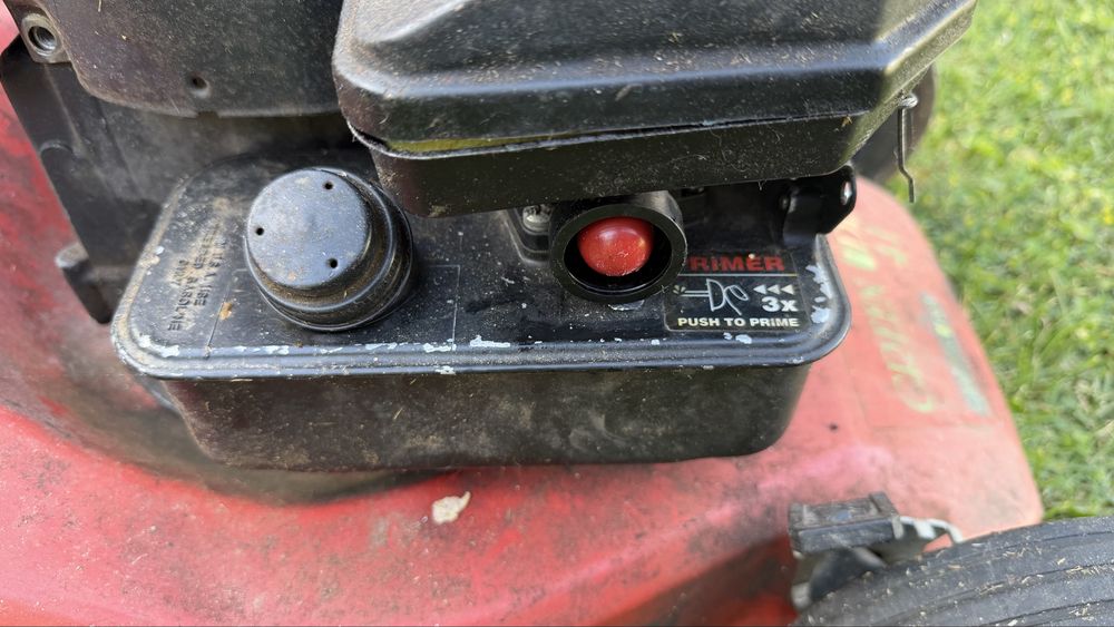Cortador de relva a gasolina.
