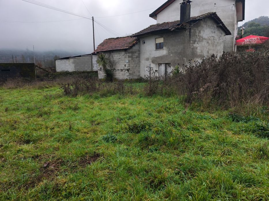Terreno com construções