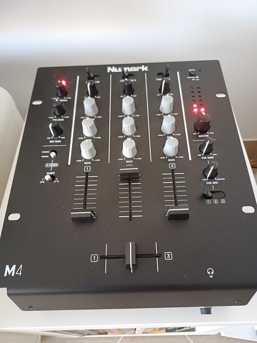 Mesa de mistura Numark M4