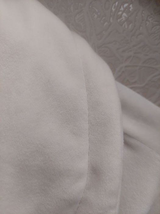 Дуже приємна на дотик,ніжна та комфортна кофтинка з вілюру