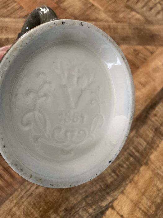 Kufel ceramiczny z motywem myśliwskim z cynową pokrywką
