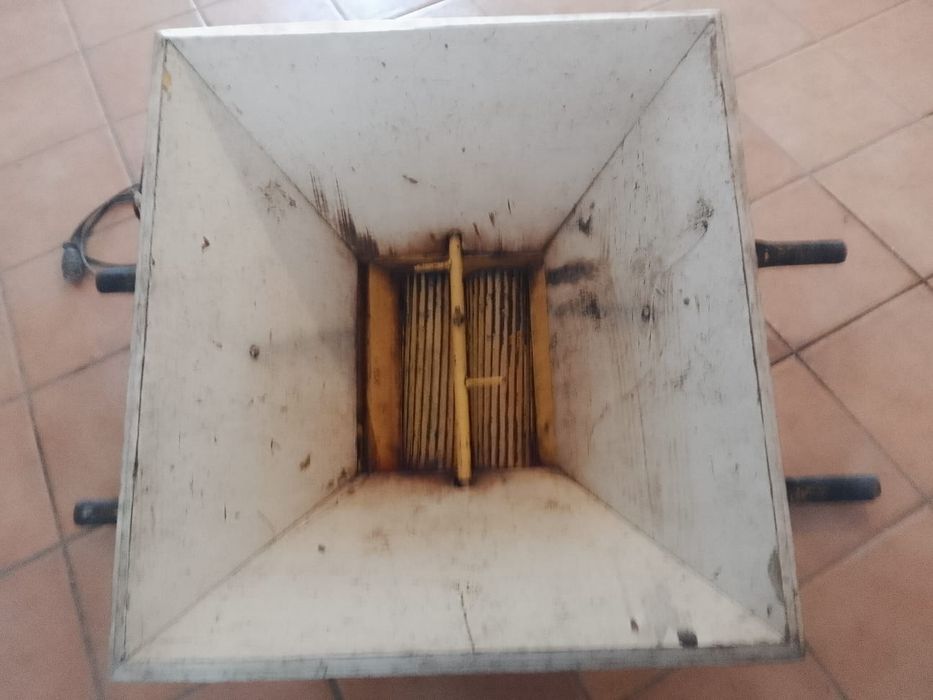 Esmagador de vinho semi-novo