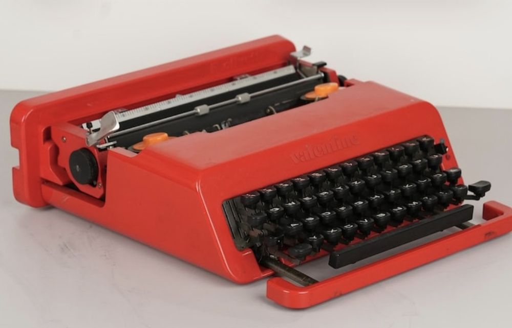 Zabytkowa maszyna do pisania Olivetti "Valentine"