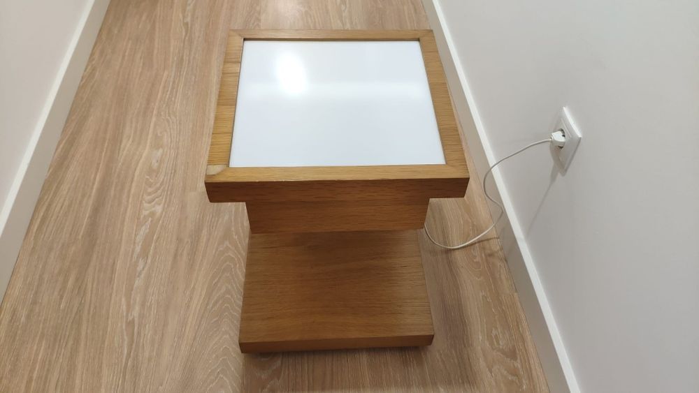 Mesa de cabeceira com luz