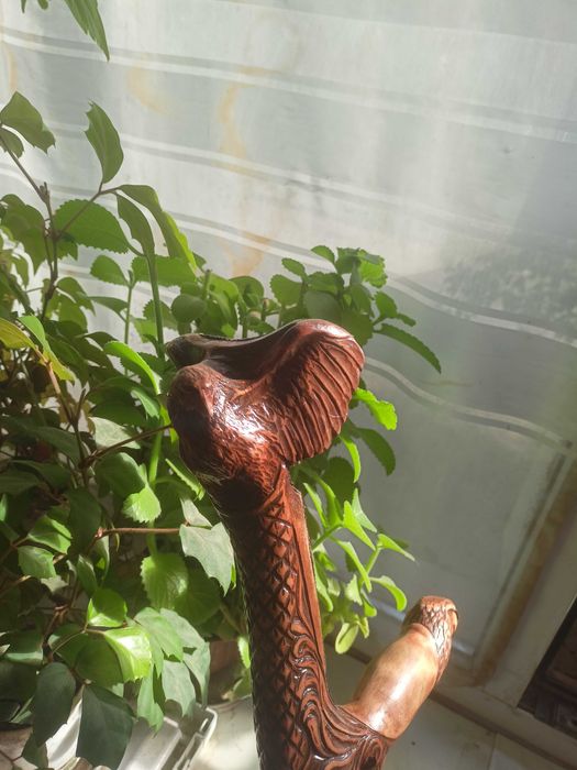 Ręcznie rzeźbiona drewniana laska