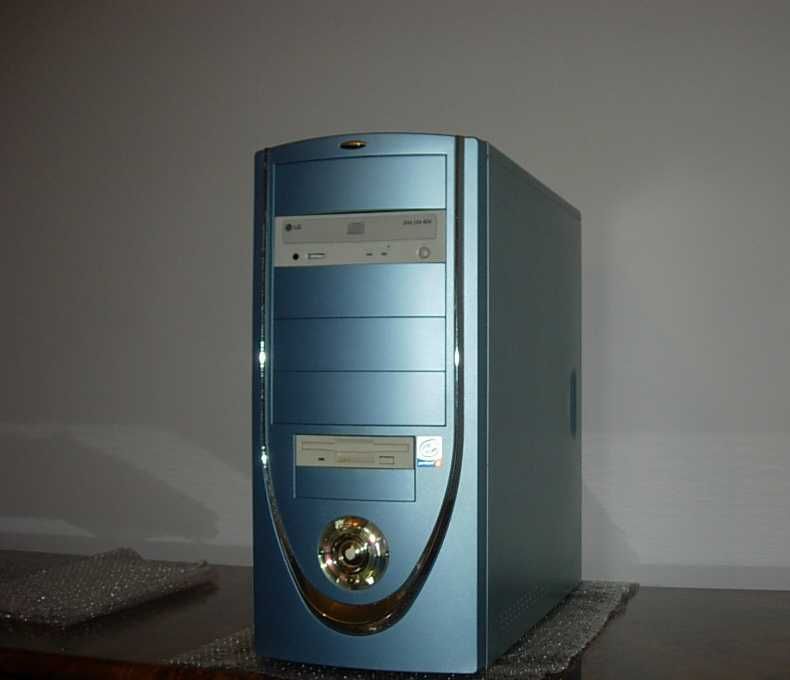 Стационарный компьютер 2000-х годов