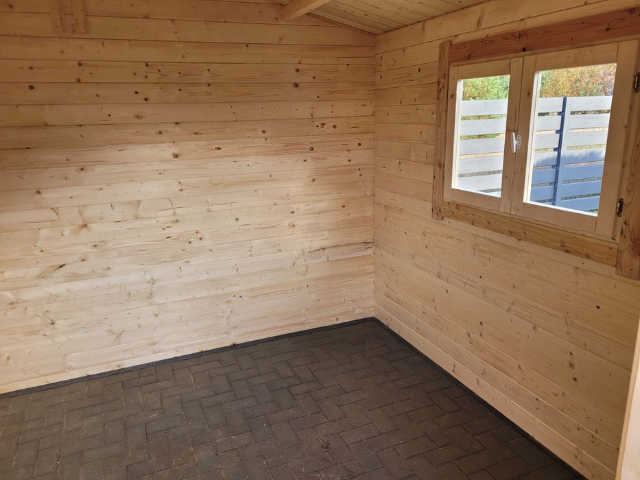 SOLIDNY domek drewniany letniskowy z oknem i zadaszeniem* 400 x 380 *