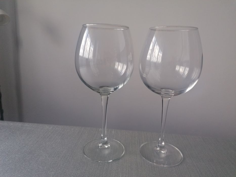 Copos de vinho branco e tinto