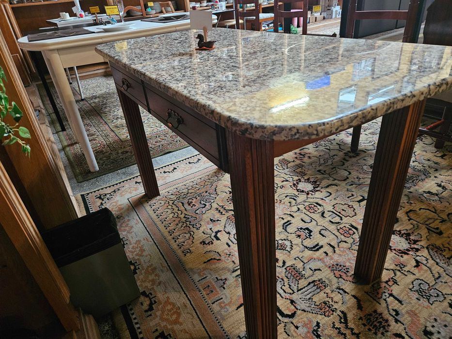 Mesa de cozinha em madeira e tampo em pedra - Bom estad