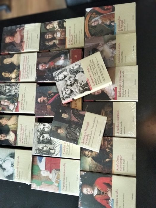 Coleção "Rainhas de Portugal" em 18 volumes (ed. Círculo de Leitores),
